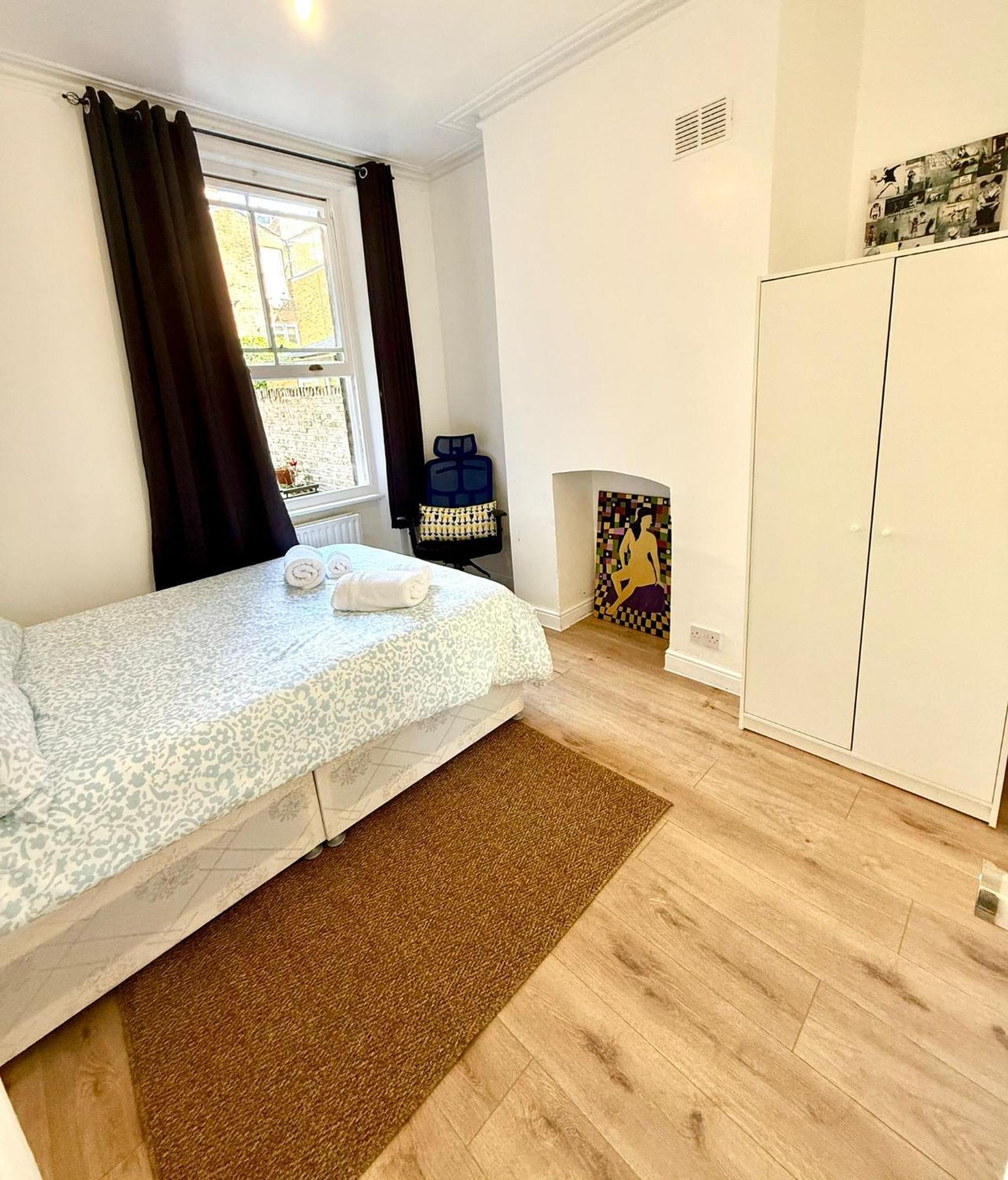 Modern 2bed Flat In Apartment London
